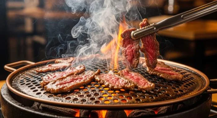 Bulgogi coreano grigliato con carne marinata su piastra calda