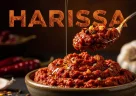 Pasta harissa piccante con spezie del Maghreb servita in una ciotola di ceramica tradizionale
