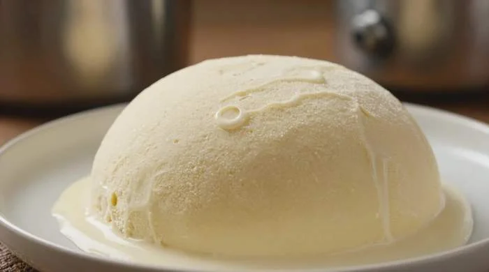 Preparazione tradizionale del kulfi con tecnica lenta e funzionale