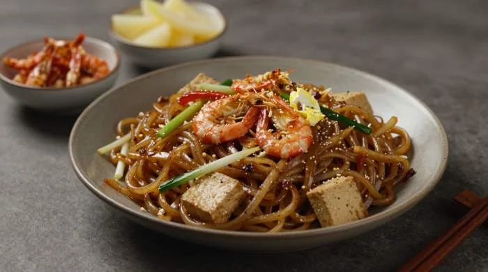 Pad Thai rustico con gamberetti secchi e tofu saltato
