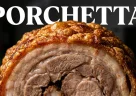 Panino italiano con porchetta e cotenna croccante servito come tradizionale street food