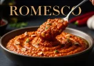 Salsa romesco catalana con consistenza rustica servita accanto a ingredienti freschi