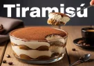 Tiramisù italiano servito in bicchiere con strati di crema, caffè e cacao in polvere
