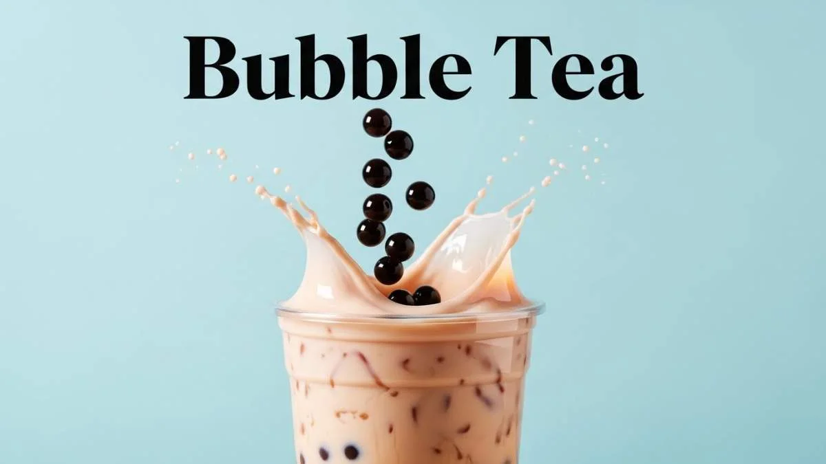 Bubble tea con perle di tapioca servito in un bicchiere trasparente