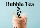 Bubble tea con perle di tapioca servito in un bicchiere trasparente