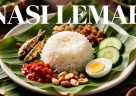 Nasi lemak malese con riso al cocco, sambal e acciughe croccanti