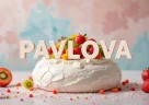 Pavlova con meringa croccante decorata con panna fresca e frutti di bosco colorati