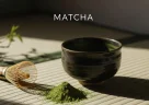 Tè matcha verde preparato in una ciotola giapponese con frusta in bambù
