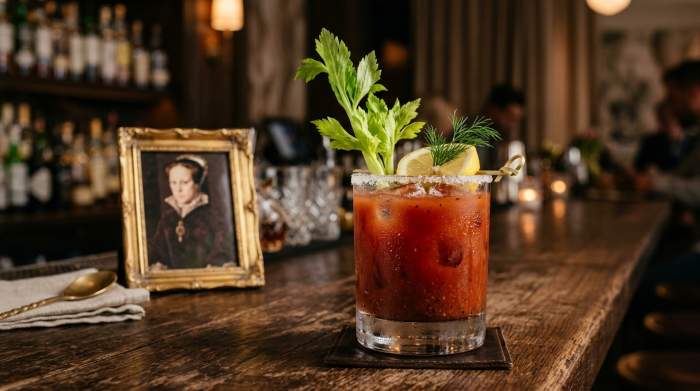 Cocktail Bloody Mary rosso intenso associato simbolicamente a Maria I d’Inghilterra