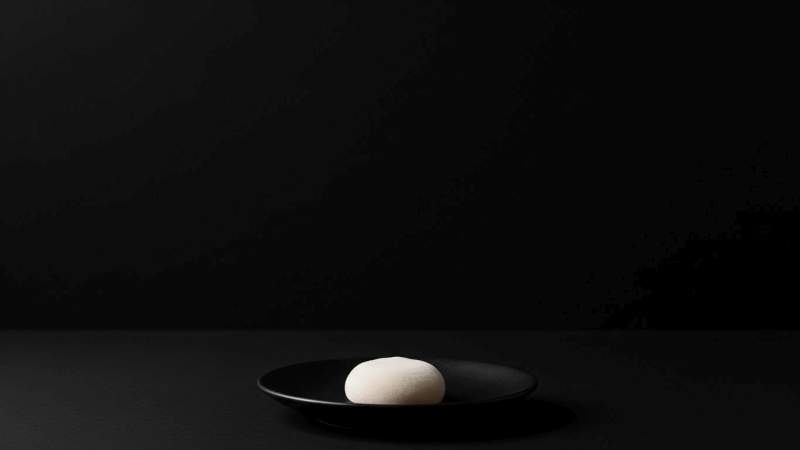 Singolo Mochi Isolato In Spazio Scuro Come Simbolo Di Attenzione E Rispetto