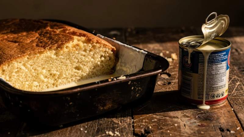 Tres leches preparata con latte condensato come simbolo di memoria domestica